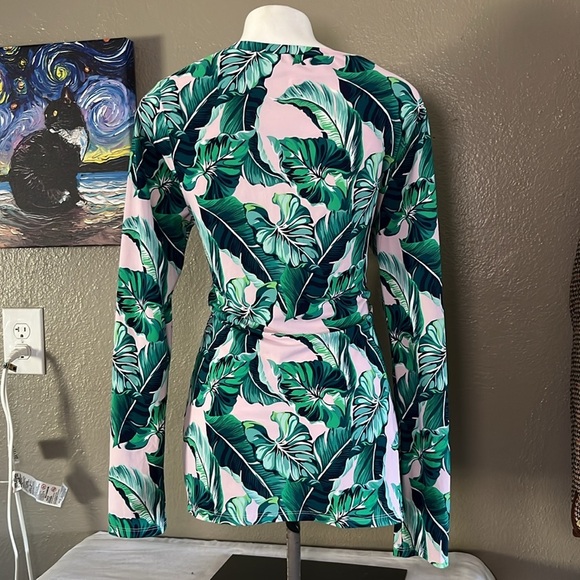 Tommy Bahama Breezy Palms Rash Guard Top Size M Green Pink TSW90619C - Picture 6 of 14